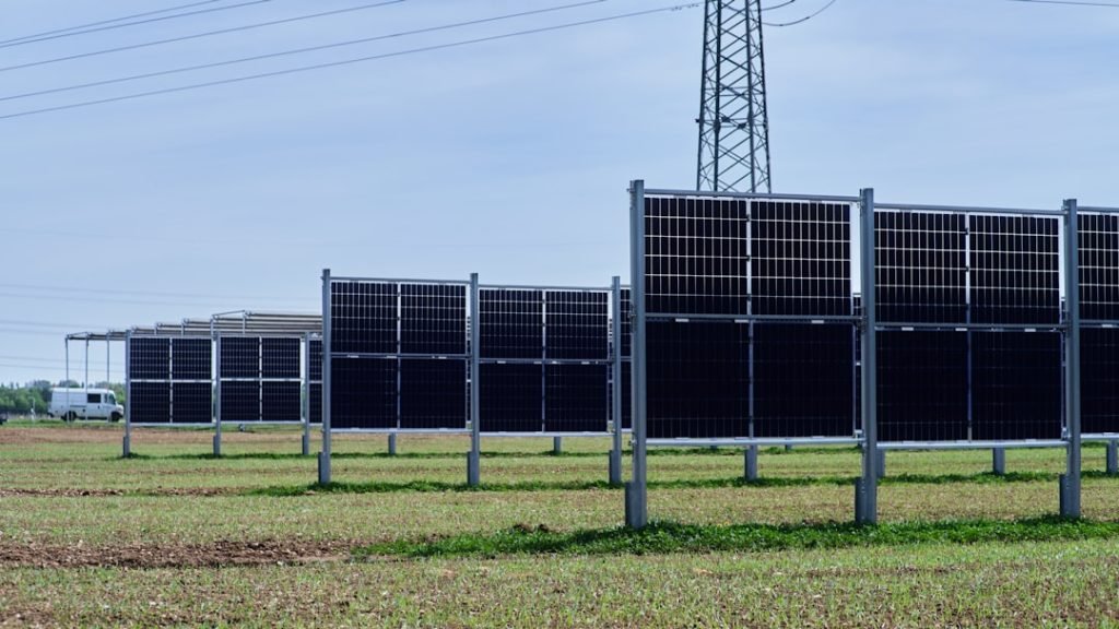 a-row-of-solar-panels-in-a-field-gdaq2ohagem